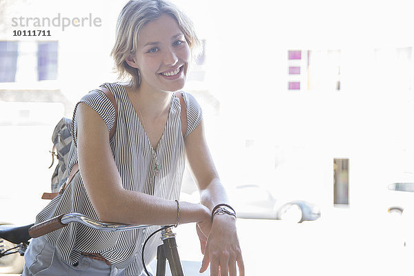 Portrait lächelnde Frau auf dem Fahrrad