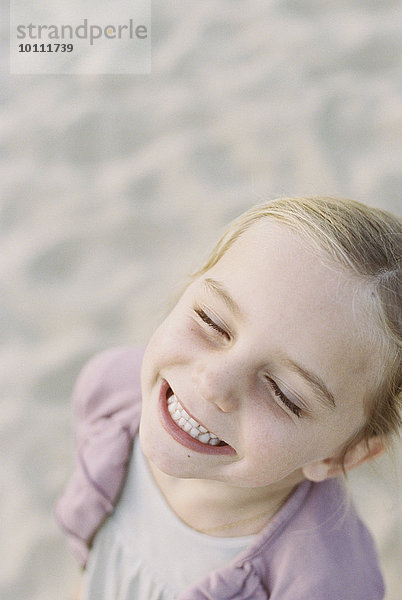 stehend Portrait lächeln Strand Sand jung Mädchen