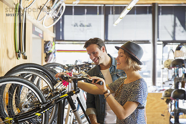 Paar sucht Preisschilder an Fahrrädern im Fahrradgeschäft