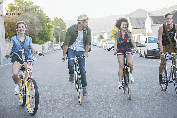Fahrradfreunde in einer Reihe auf der Straße