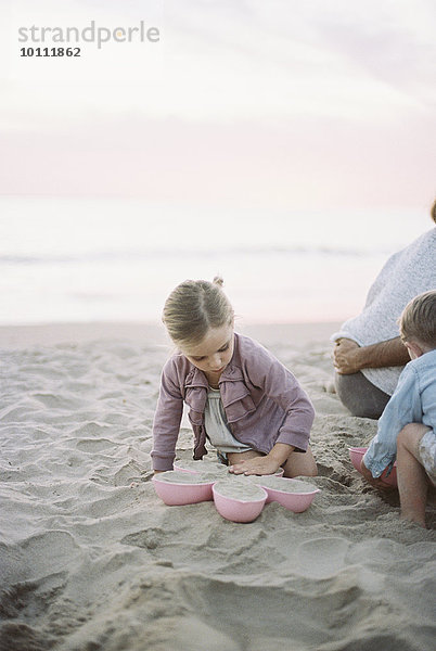 nebeneinander neben Seite an Seite Strand junger Erwachsener junge Erwachsene Junge - Person Sand jung Mädchen Erwachsener spielen