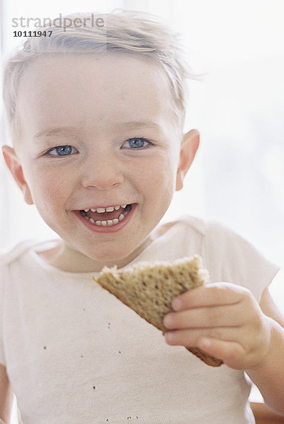 Portrait lächeln Junge - Person Sandwich jung essen essend isst
