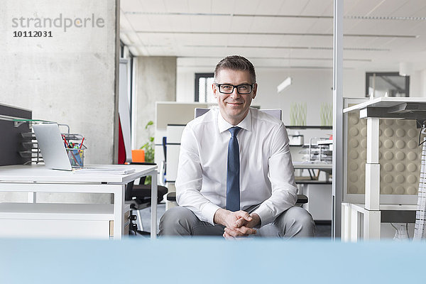 Porträt selbstbewusster Geschäftsmann mit Brille im Büro