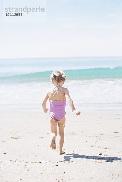 Strand Badeanzug rennen Sand pink jung Mädchen