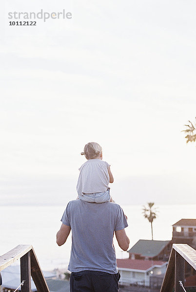 Mann tragen Menschliche Schulter Schultern Rückansicht Ansicht jung Tochter