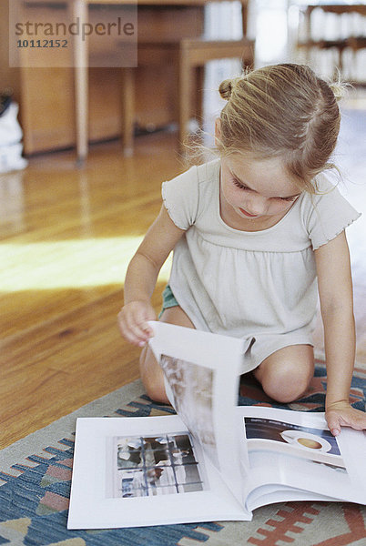 sitzend Lifestyle Boden Fußboden Fußböden Zeitschrift jung Mädchen vorlesen