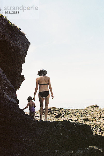 Frau gehen Bikini Ozean Rückansicht Ansicht Kleidung Tochter