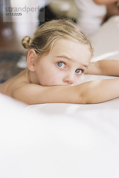 Portrait blond Blick in die Kamera jung Mädchen Haar