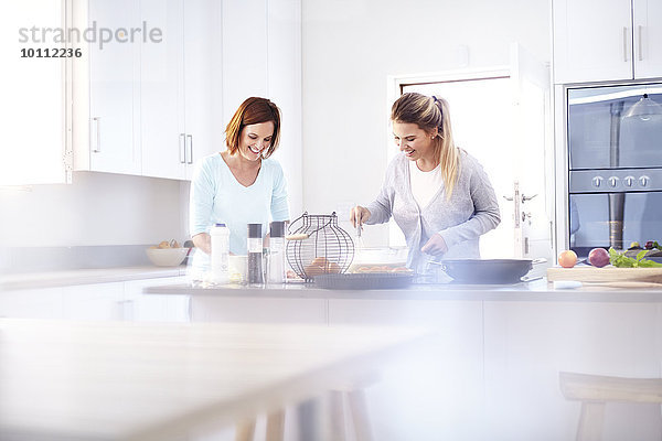 Frauen beim Backen in der Küche