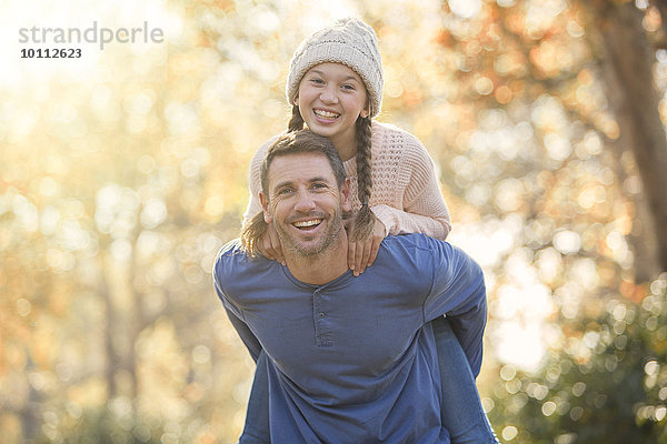 Portrait begeisterter Vater Huckepack-Tochter im Freien