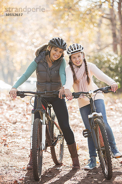 Portrait Berg lächeln Fahrrad Rad Tochter Mutter - Mensch