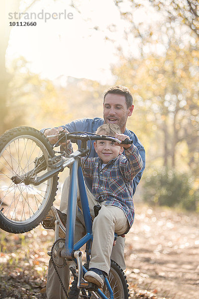 unterrichten Menschlicher Vater Sohn nur auf dem Hinterrad fahren