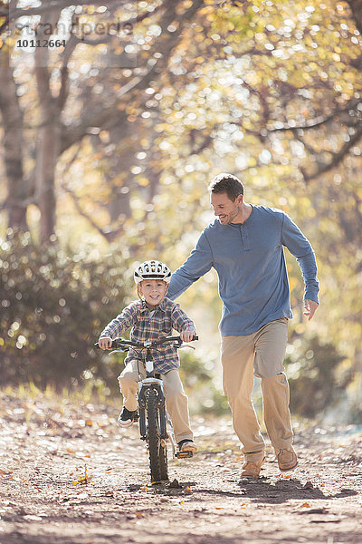 unterrichten Menschlicher Vater Sohn fahren Weg Fahrrad Rad mitfahren