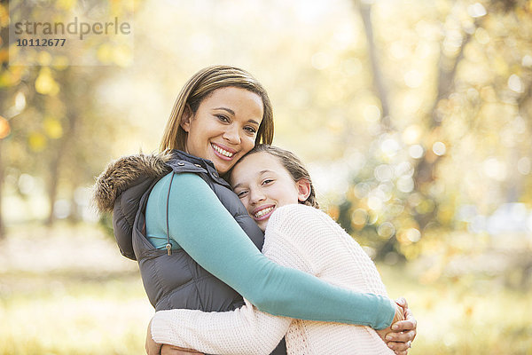 Außenaufnahme Portrait umarmen lächeln Tochter Mutter - Mensch freie Natur