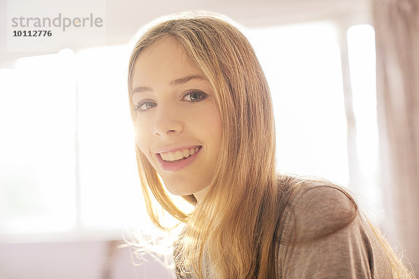 Portrait Jugendlicher lächeln Mädchen blond