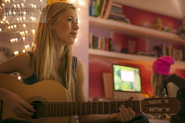 Jugendlicher Schlafzimmer Gitarre Mädchen spielen