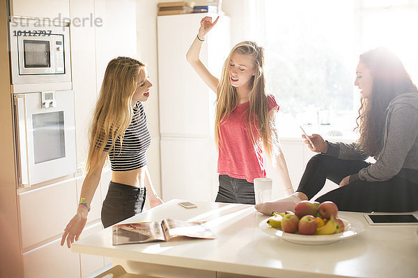 Jugendlicher Küche tanzen Sonnenlicht Mädchen