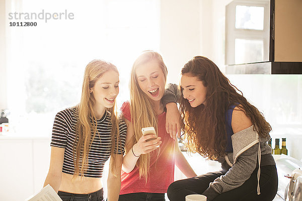 Handy Jugendlicher Kurznachricht Küche Sonnenlicht Mädchen