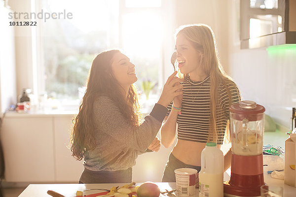 Jugendlicher Küche Löffel Sonnenlicht Mädchen spielen