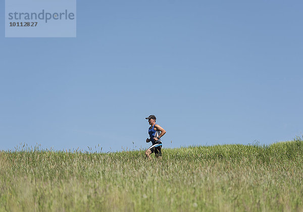 Mann joggt über Wiesen