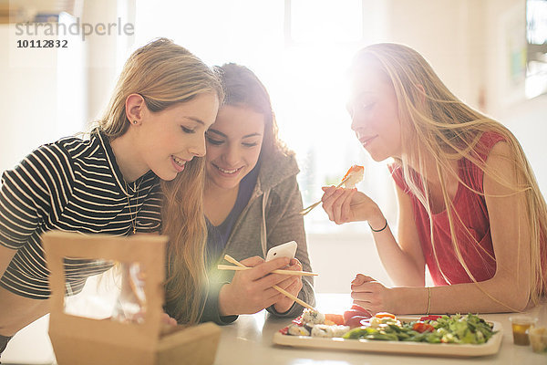 Handy Jugendlicher Sushi Kurznachricht Küche Sonnenlicht Mädchen essen essend isst
