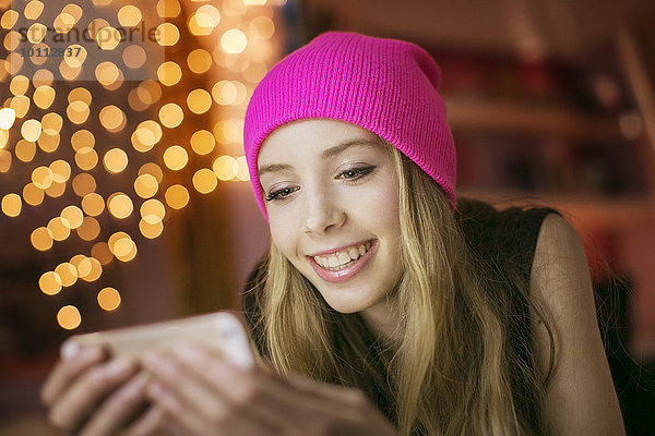 Handy Jugendlicher Kurznachricht pink Mädchen Mütze