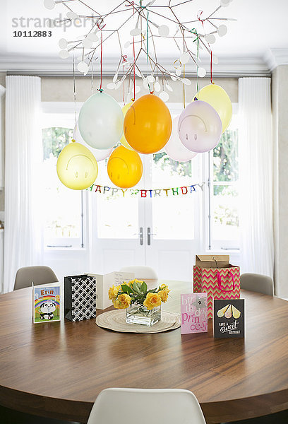 Fröhlichkeit über Luftballon Ballon hängen Zeichen Geburtstag Karte Tisch Signal Smiley