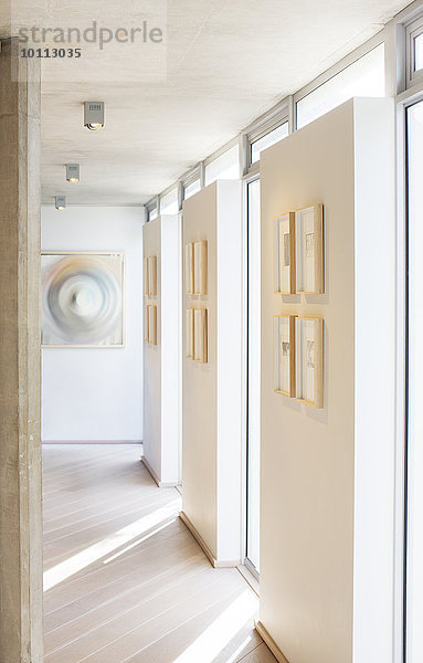 Korridor Korridore Flur Flure Sonnenlicht Innenansicht moderne Wohnung zu Hause