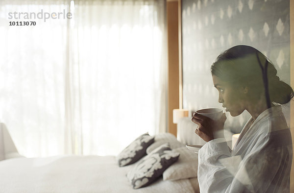 Frau Schlafzimmer Bademantel schlürfen Kaffee