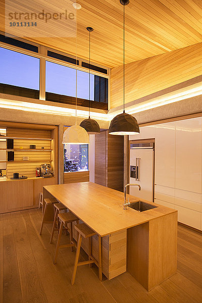Schrägansicht schräg beleuchtet über Küche Beleuchtung Licht Holz Insel hängen Decke