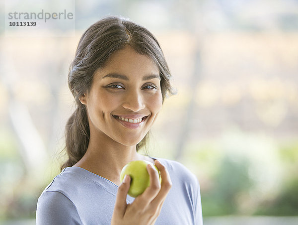 Portrait Frau lächeln grün Close-up Apfel essen essend isst