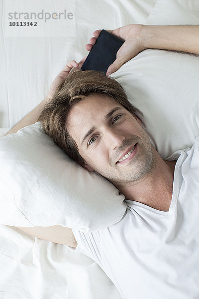Mann entspannt auf dem Bett  Portrait