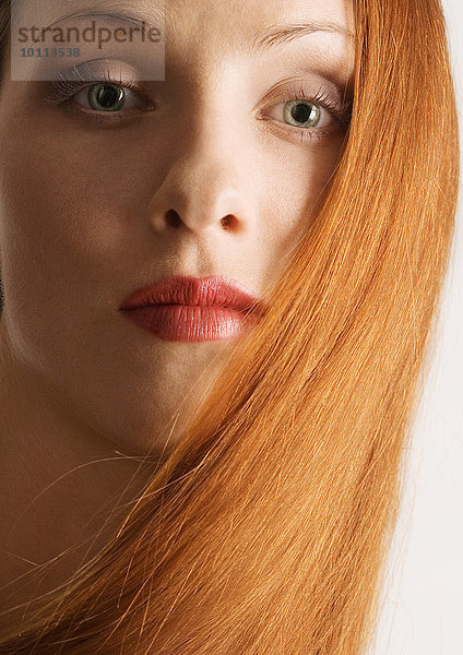 Frau mit roten Haaren  mit Lippenstift  Portrait