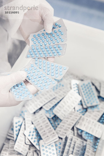 Prüfung von Packungen mit verschreibungspflichtigen Arzneimitteln in der Produktionsstätte