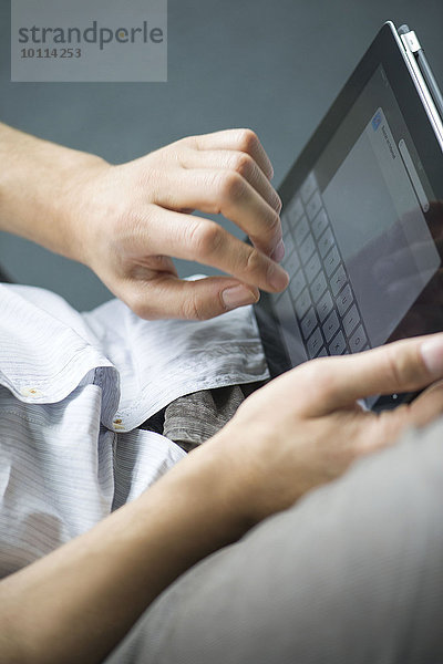 Mann mit digitalem Tablett  beschnitten