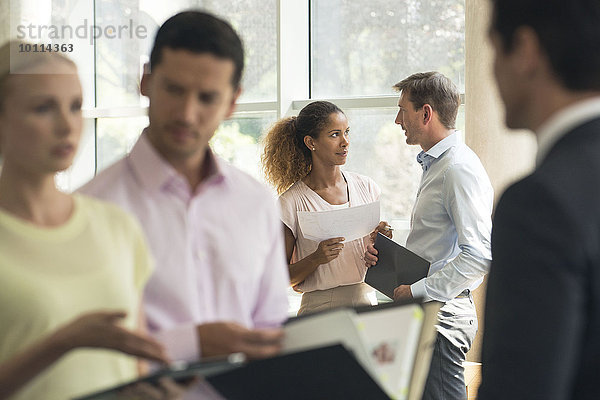 Vertriebsprofis treffen sich mit Kunden