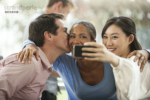 Freunde posieren für Smartphone Selfie