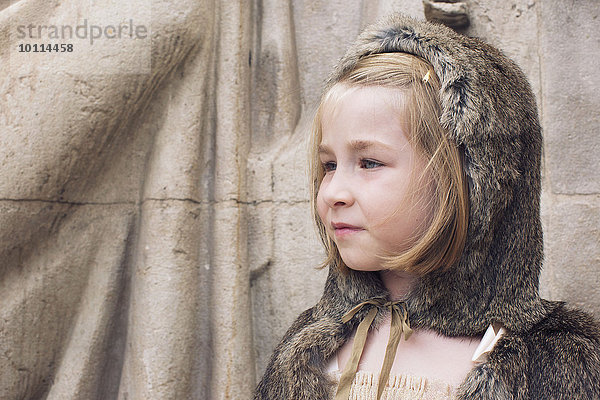 Kleines Mädchen mit Kapuzenfellmantel im Freien  Portrait