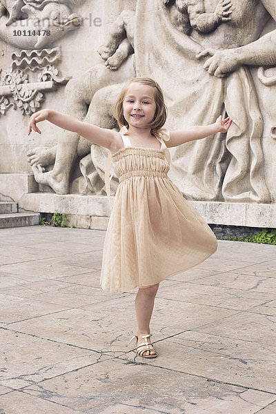 Kleines Mädchen tanzt im Freien