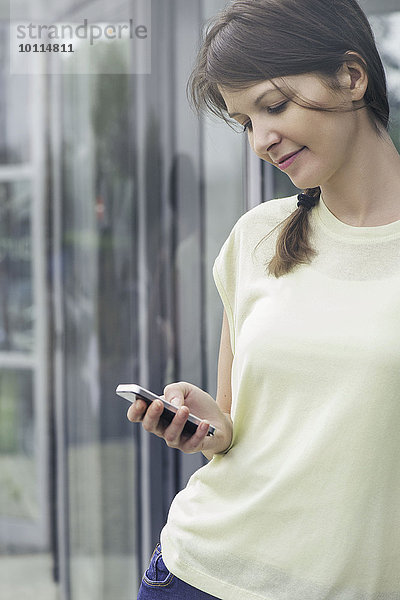 Textnachrichten für Frauen mit Smartphone