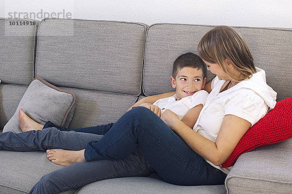 Mutter und Sohn entspannen gemeinsam auf dem Sofa