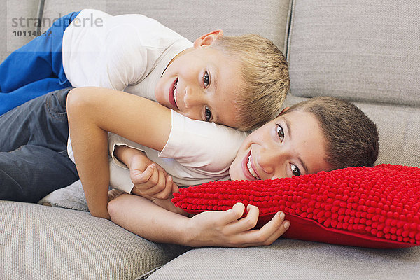 Junge Brüder auf dem Sofa liegend