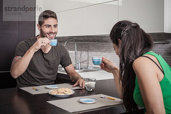 Junges Paar trinkt Kaffee an der Frühstücksbar