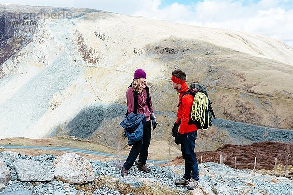 Junge Paare wandern  Honister Slate Mine  Keswick  Lake District  Cumbria  Großbritannien