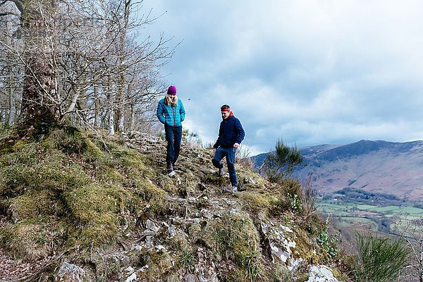 Junge Paare wandern  Derwent Water  Keswick  Lake District  Cumbria  Großbritannien