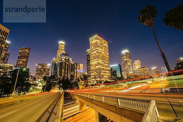 Blick auf Wolkenkratzer und Highway bei Nacht  Los Angeles  Kalifornien  USA