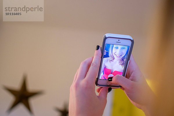 Hände der jungen Frau  die Smartphone Selfie nimmt