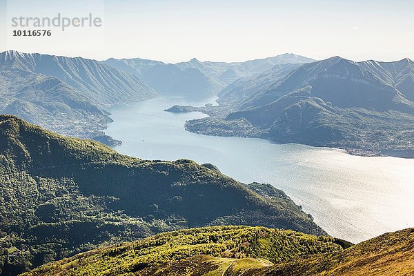 Panoramablick mit Bergen  Comer See  Italien