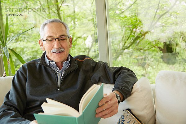 Senior Mann zu Hause  Lesebuch