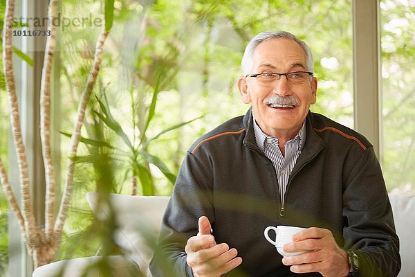 Älterer Mann zu Hause  der Kaffee trinkt